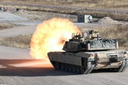 M1A2エイブラムス主力戦車が実弾射撃精度スクリーンテスト…米陸軍第4歩兵師団第68機甲大隊！