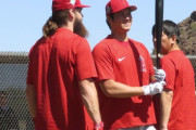 【MLB】大谷、キャンプ初日から二刀流調整　１４０Ｍ柵越えで両手ガッツポーズ「へへへっ」