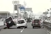 【奈良】どうしてそうなった。日産リーフに弾かれたVOXYが横転しかけるドラレコ。