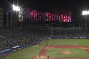 神宮球場でとんだハプニング　花火でヤクルト－中日戦が一時中断