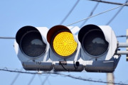 【疑問】黄色信号で止まらない運転手なんなん？？？