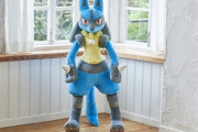 人気ポケモン『ルカリオ』が等身大ぬいぐるみになったぞ！結構デカくてかわいいｗｗｗｗｗｗ