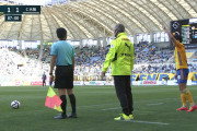 ◆悲報◆セレッソ指揮官クルピ氏、サイドライン際相手FKでキッカーとボールの間に入って邪魔をしてしまう(´・ω・｀)