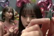 【乃木坂46】秋元真夏×齋藤飛鳥 しゅ～～グサッ.gif