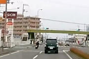【高松】なんだその動き。左車線から突然右ぃ！の原付きが車にはねられてしまうドラレコ。
