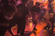 【動画】地下アイドルのライブ、リンチが平然と行われてしまう
