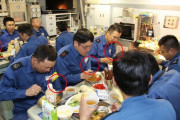 【画像】海軍では食事の時左手は膝の上