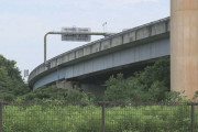 東名高速で「バイクだけが道路上に転がってる」と通報、高架から50m下に23歳女性の遺体