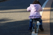 幼児用ペダルなし二輪車の事故に注意、頭の強打や車の死角に入るリスクも