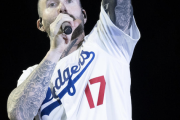 MAROON5がライブで大谷翔平ユニフォームを着る