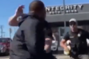 【悲報】海外の警察さん、なぜか無抵抗の黒人にテーザーガン撃ち込み飛び蹴りをかまして大暴れｗｗｗｗｗ