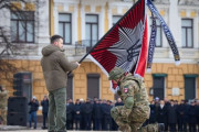 ウクライナ首都キーウで新旅団の結成式…ゼレンスキー大統領が軍旗を渡す！