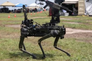 ドローンを迎撃し撃墜するロボット犬「Vision 60」を米軍が公開…M16自動小銃を搭載！