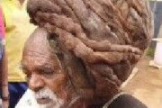 【画像】95年間髪を切ったことがない男さん、神と崇められる