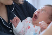 「寝かせてくれ」「耳ふさぎたくなる」子どもの夜泣きに追い詰められる、母の叫び　支援の現場は