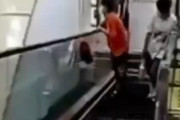 【動画】中国のクソガキッズ、エスカレーターに挟まれるもギリギリ救出されるｗｗｗ