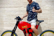 【海外サッカー】 EUROメンバー落選のS・ラモス、130万円超の“スペイン仕様”特注自転車に現地紙注目