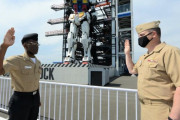 「ガンダム」の前で米兵が再入隊の宣誓！