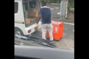 【動画】Amazonの配達員､キチゲ開放　荷物を投げて蹴って殴り潰してしまう