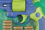 【悲報】海外製の拳銃のおもちゃ、本物の拳銃と同じ発射機能を持っていることが判明ｗｗｗｗ