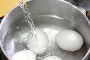 半熟卵がうまく作れない。常温の卵を12分茹でたけど殻も剥けない温泉卵だった。