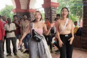 【画像】若い女性が露出の高い格好でダンス → 周りインド人の視線が穏やかでない模様…
