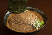 【濃厚】最先端のラーメン、スープが濃厚すぎてレンゲが突き刺さる