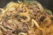 牛丼作ってる