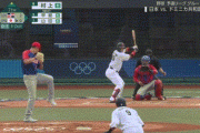 【日本対ドミニカ】侍ジャパン、７回裏１アウト２,３塁から村上の内野ゴロの間に三塁ランナーが生還し1点差に詰め寄る！！！！！