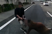 伝説の「鏡の中のアクトレス事件」を彷彿とさせる動画…喧嘩したカップルの女が「死んでやる」と言わんばかりに高速道路に飛び出し轢かれそうになるｗｗｗｗｗｗｗｗｗ