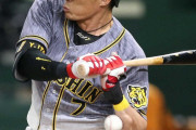 阪神・糸井　代打出場も左腕に死球を受け交代…井上ヘッドは「抹消と言うことは多分ないと思うけど、どうだろう。また明日の練習を見て、そこは判断します」
