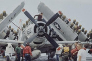 ベトナム戦争参戦中の米海軍空母「ボノム・リシャール」でのフライトデッキ作業