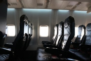 【悲報】エコノミークラスでの海外旅行って拷問同然の地獄だろ