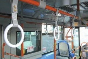 ワイ「バスのつり革持ちにくいなぁ…せや、上の鉄の棒掴んだろ！」