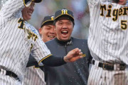 阪神が劇的サヨナラ勝ち！逃げ回る中野を“捕まえた”のは満面の笑みの４番「必死に逃げましたけど」背中から水バシャッ！