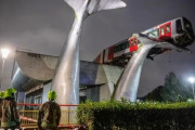 オランダで地下鉄がオーバーラン。彫刻「クジラの尾に救われる」が落下阻止する奇跡の事故が発生