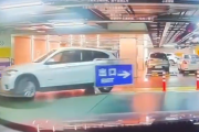 【動画】駐車場でまさかの接触！ 「出口」看板、あらぬ方向へ