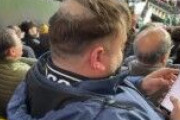 【画像】サッカー観戦中に部分かつらがめくれた男性、写真拡散で大爆笑の渦に…