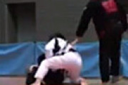 【動画】 柔術の試合で絞め落とされた選手、目覚めるも審判を攻撃してしまう衝撃動画が話題に