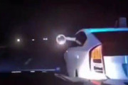【動画】とんでもない方法を使ってパトカーから逃げ切る車ｗｗｗｗｗｗｗ