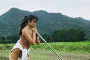 【画像】ローラさん、セクシーすぎる格好で農業に従事する