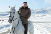 金正恩氏、白馬に乗って白頭山を駆ける [10/16]