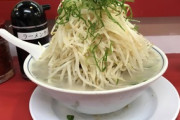 外国人「なぜラーメンにモヤシを入れるんだい？ダシの味が変わってしまう気がするんだ」