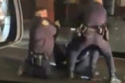 【動画】 黒人さん、警官3人がテーザー撃つも止めることができず車に乗って逃走・・ 衝撃動画が話題に