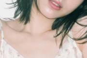 浜辺美波、胸元ざっくり大胆肌見せ　『sweet』で“ちょい派手サマーガール”に変身