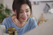 トマトジュースを飲む熊井友理奈さん