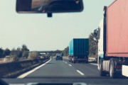 日本政府、2024年問題の対策として高速道路のトラック最高速度を90キロに引き上げへ