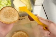 【悲報】バーガーキング、「素手」でハンバーガー作って炎上ｗｗｗｗｗ