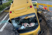 【画像あり】韓国人「日本の道路舗装を学んで欲しい」韓国で発生した巨大シンクホールに通勤バスが転落して七人負傷‥　韓国の反応