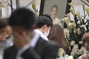 【奈良】市民団体が安倍元首相の献花台撤去を要求　銃撃から１年